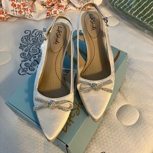 New In Box Size 11 lifestride white satin kitten heels
